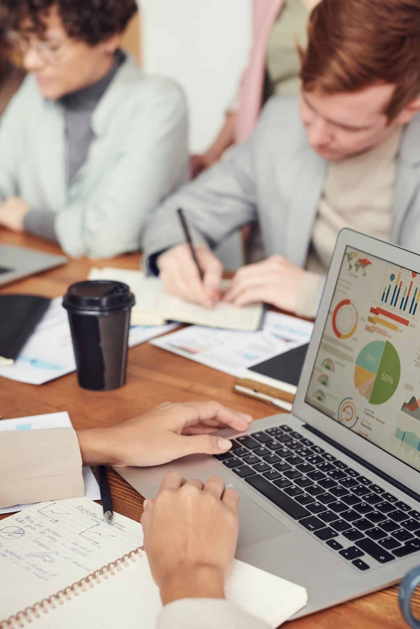 Personnes utilisant des outils numériques