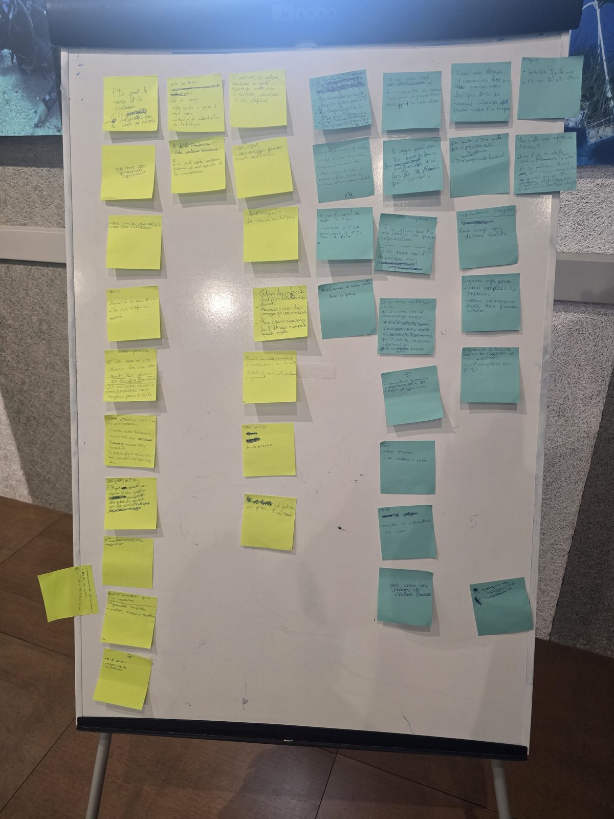 Post-it des lycéens lors du CaféIA à la Maison des sciences de Bastia, mai 2026