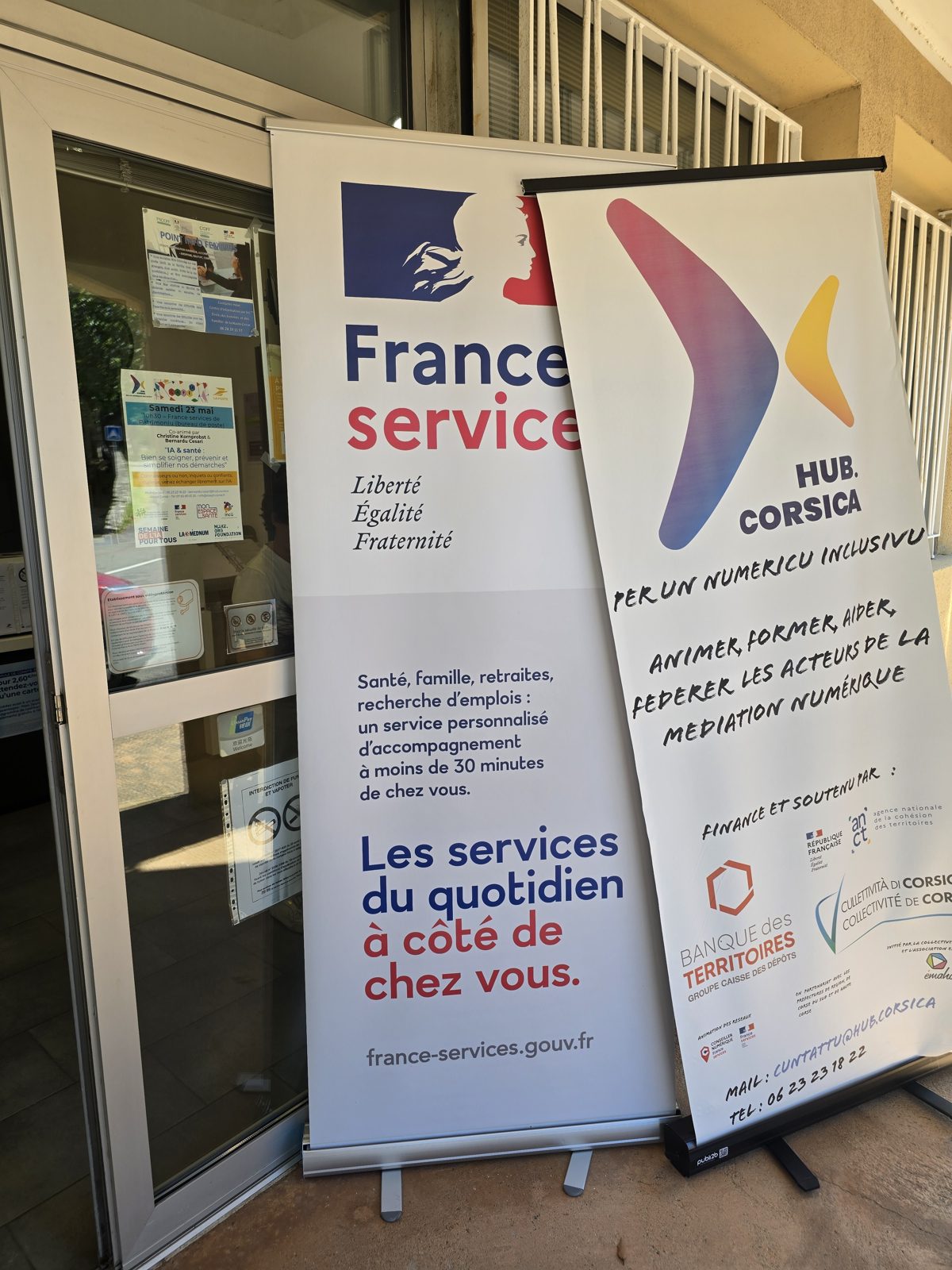 Kakémonos France services et Hub Corsica au CaféIA eSanté de la Maison France services de Patrimonio