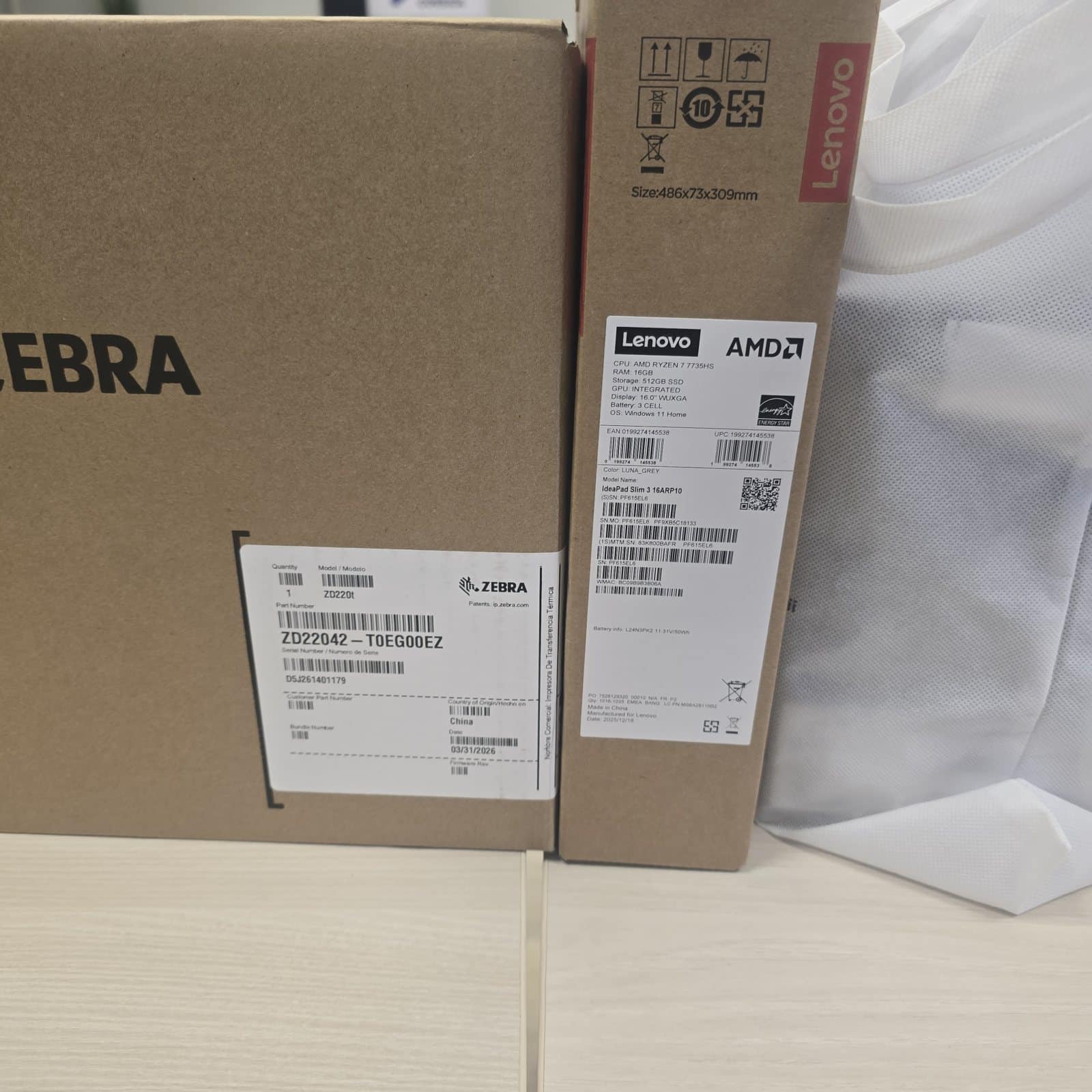 Cartons d'une imprimante d'étiquettes Zebra et d'un ordinateur portable livrés aux reconditionneurs RIUSU